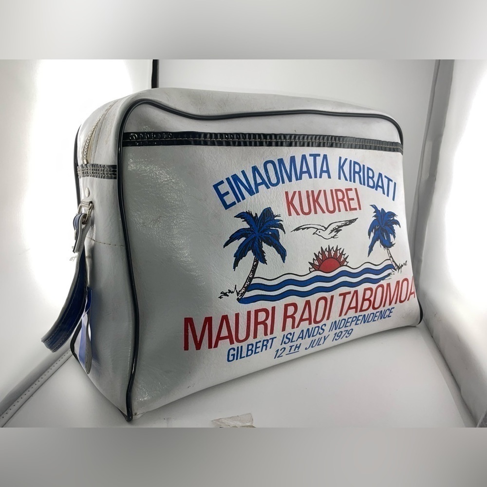 VTG & Rare Gilbert Islands Travel Bag ￼ Independence Day, 1979 Vinyl Medium‌‌‍‍‍ - Picture 2 of 12